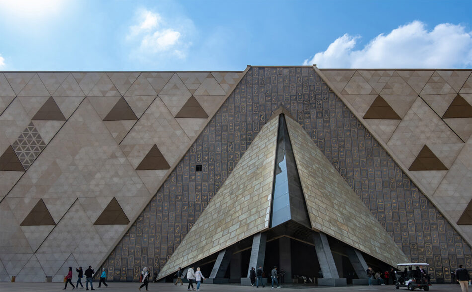 Największe muzeum świata z widokiem na piramidy